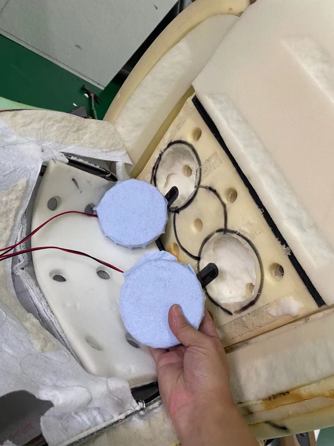 拆機(jī)后我們在座椅的A面加裝了體驗音樂核心律動部件，換能器。